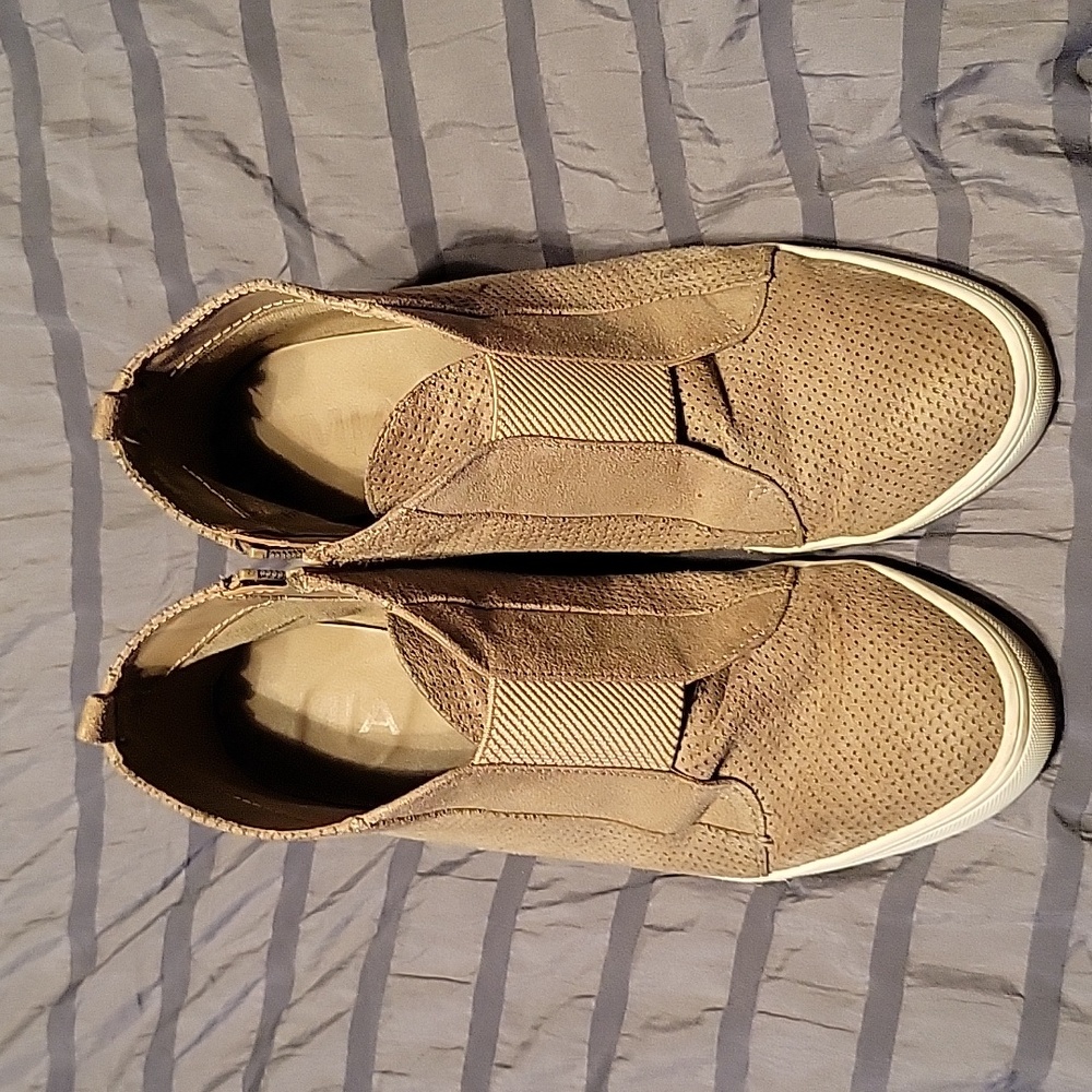 Ladies wedge shoes